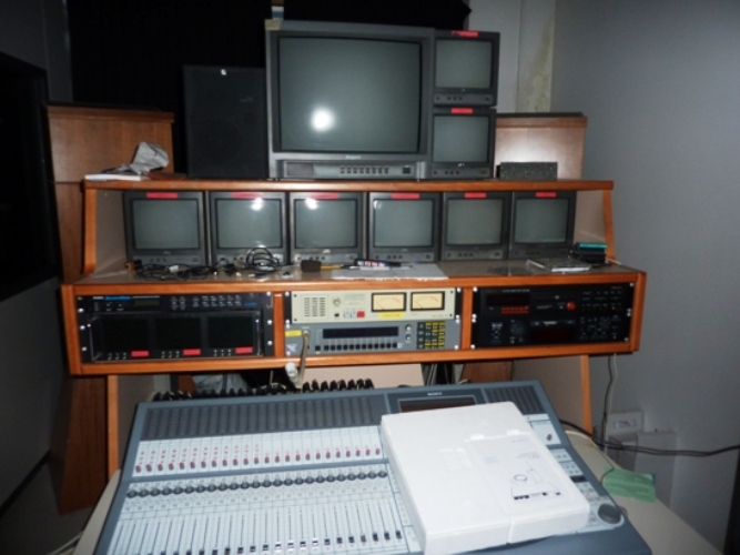 Mixer audio da studio 32 in aes/ebu 12 in analogico