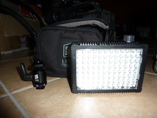 Illuminatore a Led 50Watt portatile a batterie stilo con slitta camera
